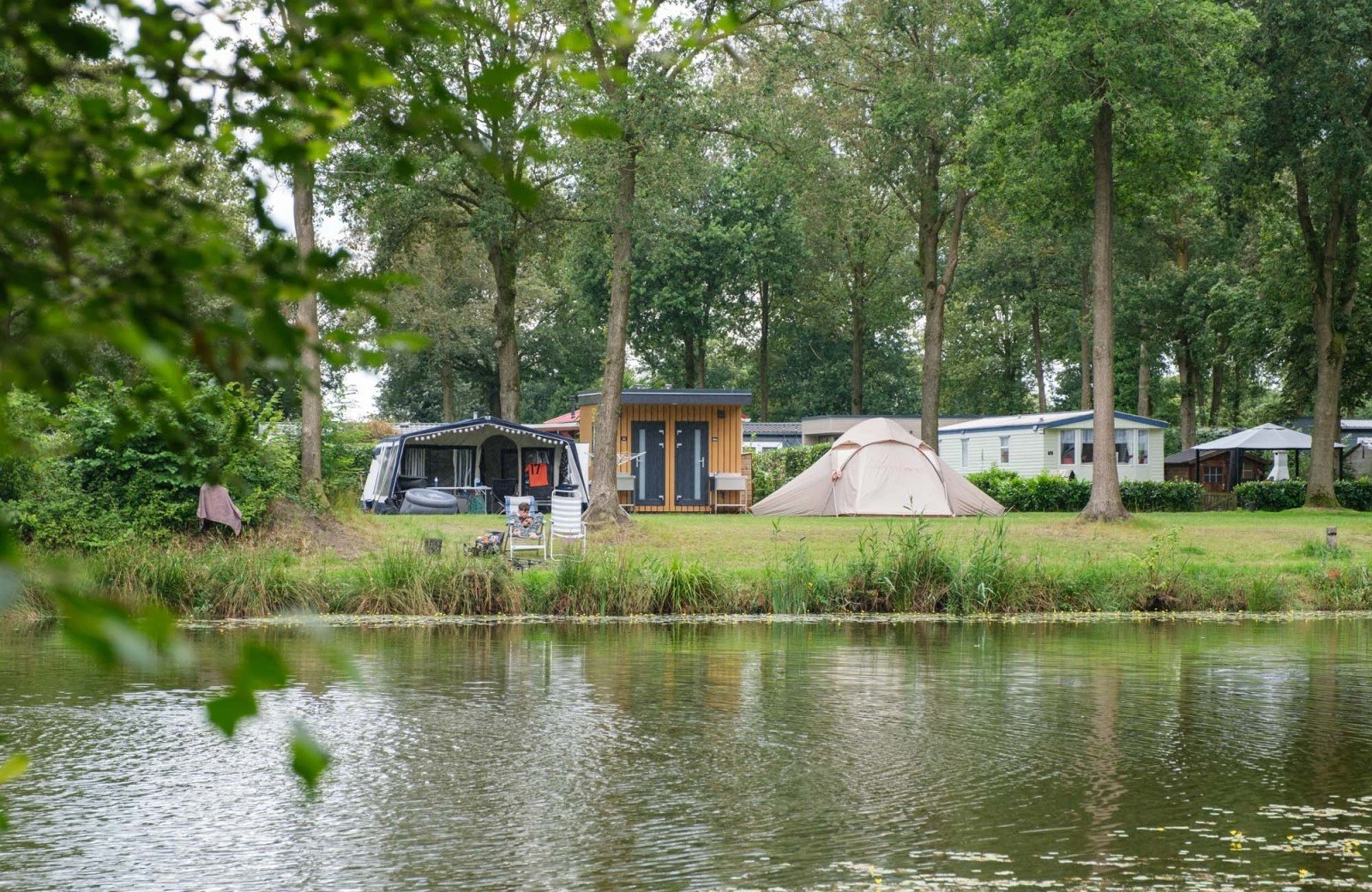 Kamperen met privé sanitair aan de visvijver